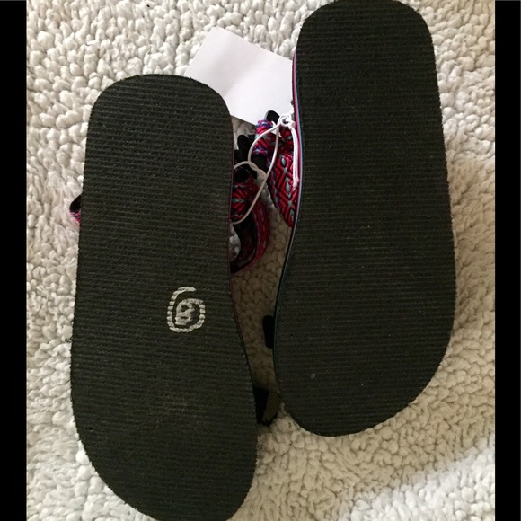 Adjustable strap sandals. - Picture 6 of 6